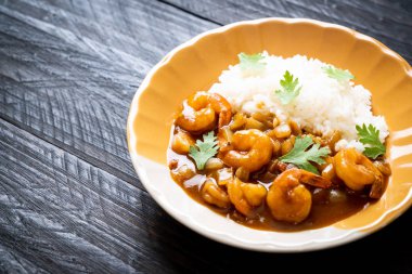 Pirinç Köri soslu karides