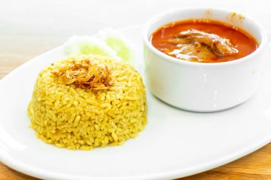 köri tavuk mussaman çorbası ile sarı pirinç