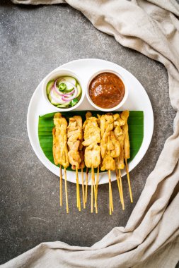 Domuz Satay-ızgara domuz fıstığı sosu veya tatlı ile servis ve 