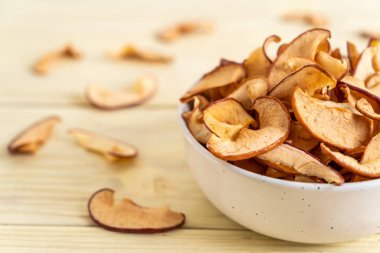 Ev yapımı kurutulmuş organik elma dilimli