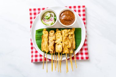 Domuz Satay-ızgara domuz fıstığı sosu veya tatlı ile servis ve 