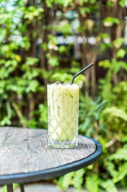 buzlu matcha yeşil çay bardağı masanın üzerine