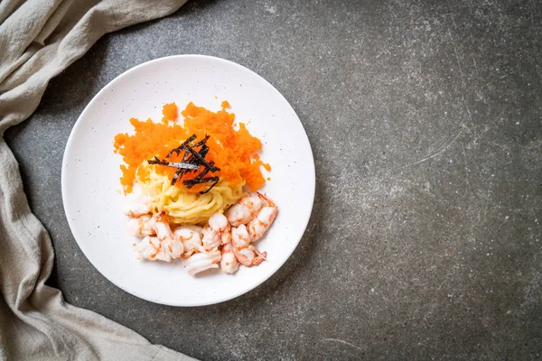 意大利面奶油与虾和虾蛋 — 图库照片