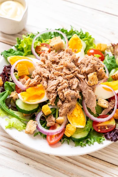 Atum com salada de legumes e ovos — Fotografia de Stock