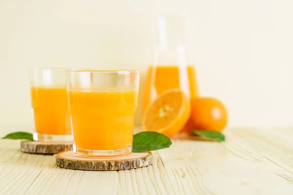 Fresh orange juice on wood background — Stock Photo, Image