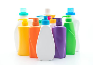 Beyaz arka plan üzerinde şampuan veya saç kremi şişe