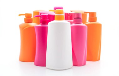 Beyaz arka plan üzerinde şampuan veya saç kremi şişe