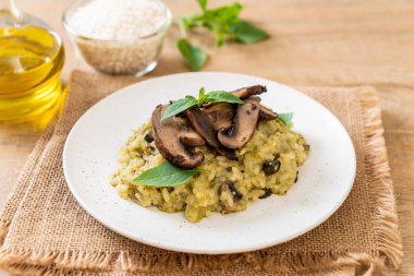 Mantarlı Risotto Pesto ve peynir ile