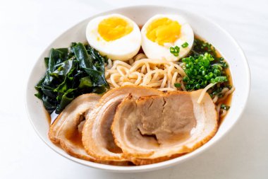 Shoyu ramen noodle domuz eti ve yumurta ile