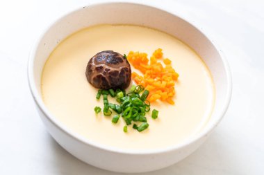 sebze, mantar ve havuç haşlanmış yumurta