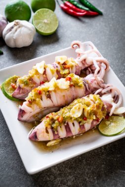 Baharatlı Chili ve limon sosu ile buharda squids