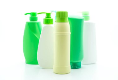 Beyaz arka plan üzerinde şampuan veya saç kremi şişe