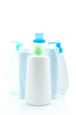 Beyaz arka plan üzerinde şampuan veya saç kremi şişe