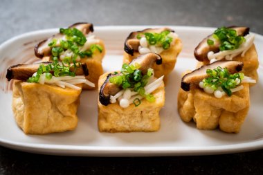 Shitake mantar ve altın iğne mantar ile kızarmış Tofu