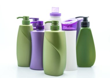 Beyaz arka plan üzerinde şampuan veya saç kremi şişe