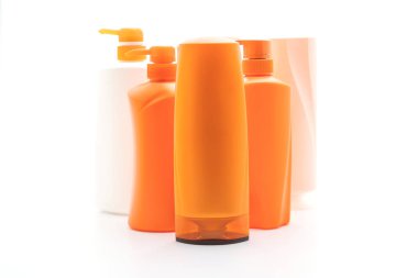 Beyaz arka plan üzerinde şampuan veya saç kremi şişe