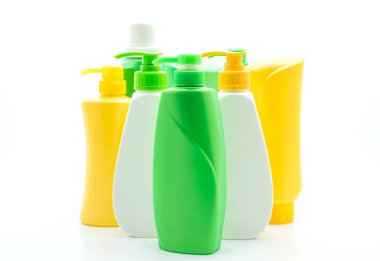 Beyaz arka plan üzerinde şampuan veya saç kremi şişe