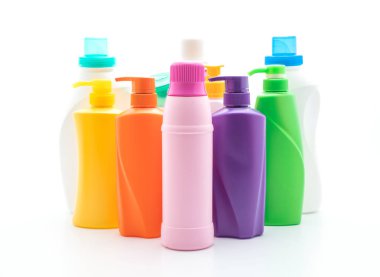 Beyaz arka plan üzerinde şampuan veya saç kremi şişe