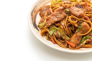 tavada kızartılmış yakisoba noodle domuz eti ile