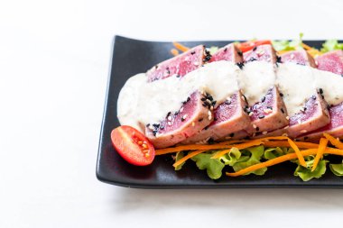 Taze orkinos çiğ sebze salatası ve sos ile