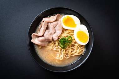 domuz eti ve yumurta ile TONKOTSU ramen erişte