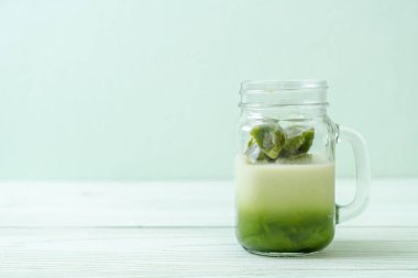 Matcha yeşil çay buzlu süt ile