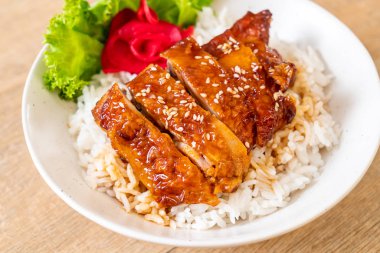 tepesinde pirinç teriyaki soslu ızgara tavuk