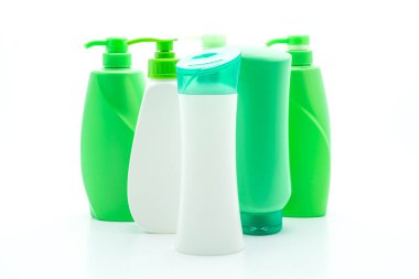 Beyaz arka plan üzerinde şampuan veya saç kremi şişe