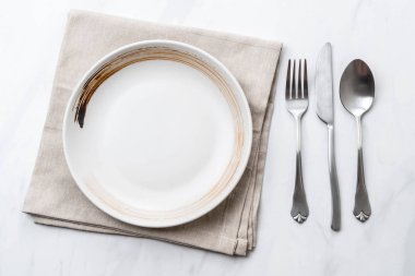 boş tabak kaşık çatal ve bıçak