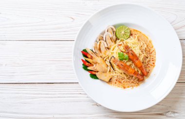 Baharatlı karides spagetti makarna (Tom Yum Goong)