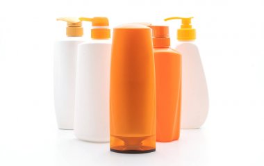 Beyaz arka plan üzerinde şampuan veya saç kremi şişe