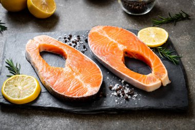 taze çiğ somon fileto biftek