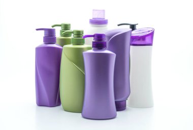 Beyaz arka plan üzerinde şampuan veya saç kremi şişe