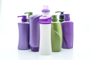 Beyaz arka plan üzerinde şampuan veya saç kremi şişe