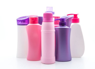 Beyaz arka plan üzerinde şampuan veya saç kremi şişe