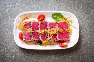 Taze orkinos baharatlı salata sosu ile ham