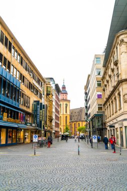 Frankfurt, Almanya - Eylül 3, 2018: insanlar alışveriş boyunca yürüyüş