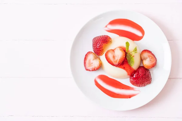 Budín de yogur con fresas frescas — Foto de Stock
