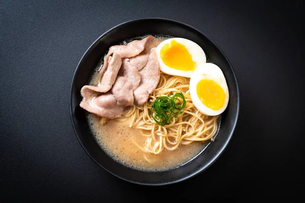 Tonkotsu ramen noedels met varkensvlees en ei — Stockfoto