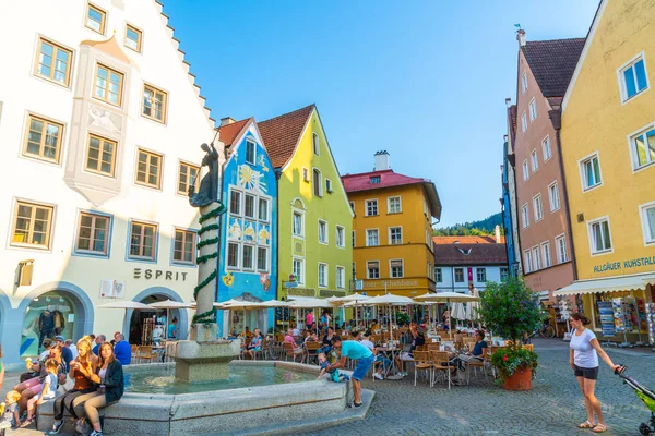 Füssen, deutschland - 28.08.2018: strassencafé in der füssener Altstadt — Stockfoto