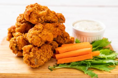 Kızarmış baharatlı tavuk kanadı