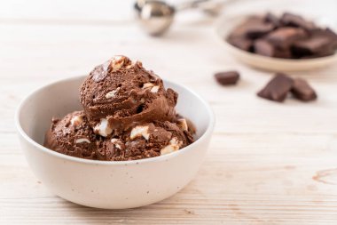 Çikolatalı dondurma marshmallow ile