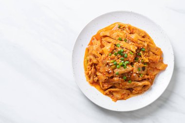 kimchi ile tavada kızartılmış domuz eti 