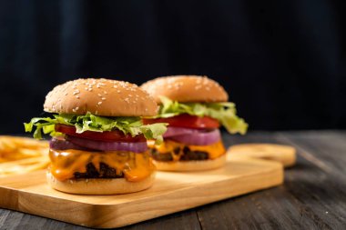 taze lezzetli biftek burger peynir ve patates kızartması