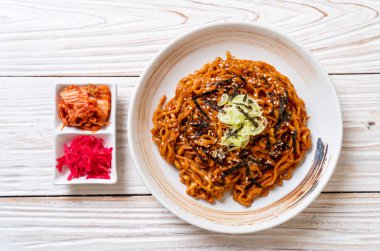 Kore sıcak ve baharatlı anlık noodle kimchi ile