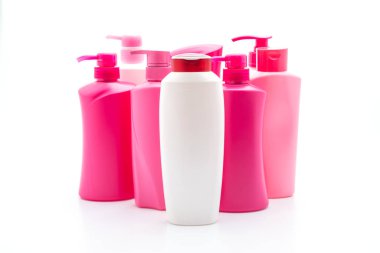 Beyaz arka plan üzerinde şampuan veya saç kremi şişe