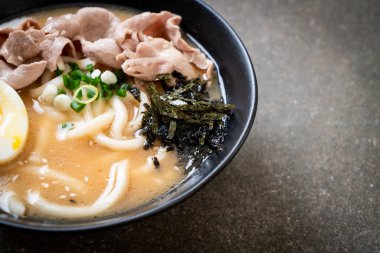 Udon ramen noodle ile domuz çorbası 