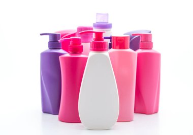 Beyaz arka plan üzerinde şampuan veya saç kremi şişe