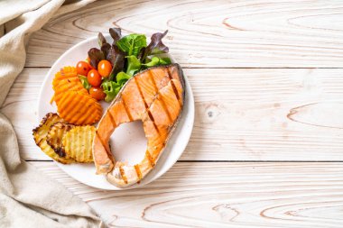 sebze ile ızgara somon biftek fileto