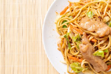 tavada kızartılmış yakisoba noodle domuz eti ile